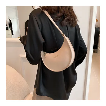 Популярната женска чанта под мишниците, летен моден тренд 2023 г., чанта през рамо през едното рамо.