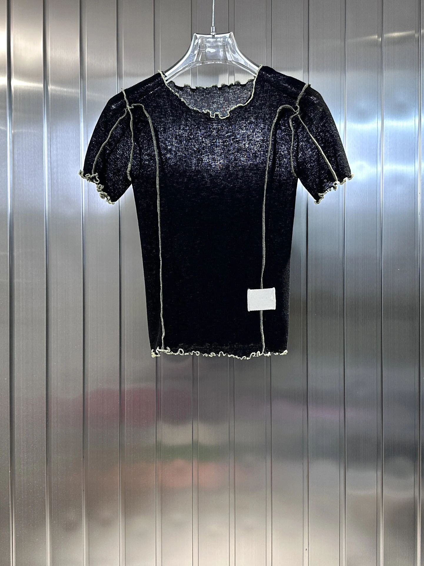 Тениска с къси ръкави, изпълнена контрастиращи шевове, модерен взрив, класически изчистен дизайн с малко кръгло деколте.