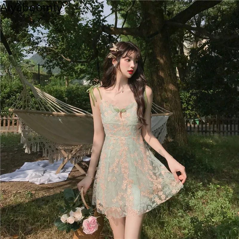 Лятно дамско страхотна мини рокля на подтяжках със зелена цветна бродерия хубава рокля елегантна красива вечерна рокля