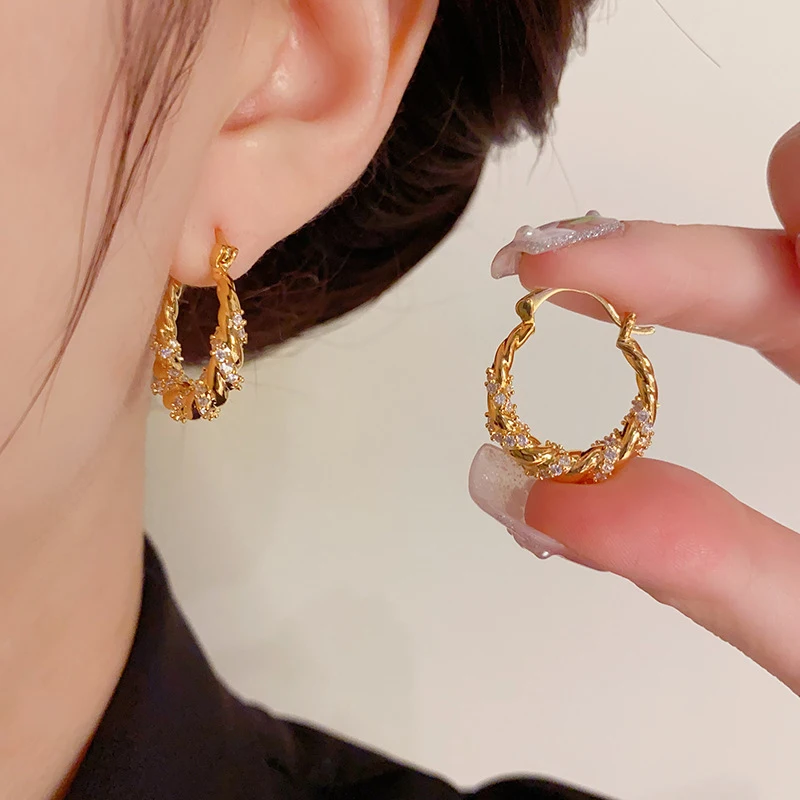 Изискан Спирала Обеци С Кристали Тенденция Модни Вечерни Подаръци За Жени Корейски Бижута Златен Цвят на Елегантни Аксесоари QD050